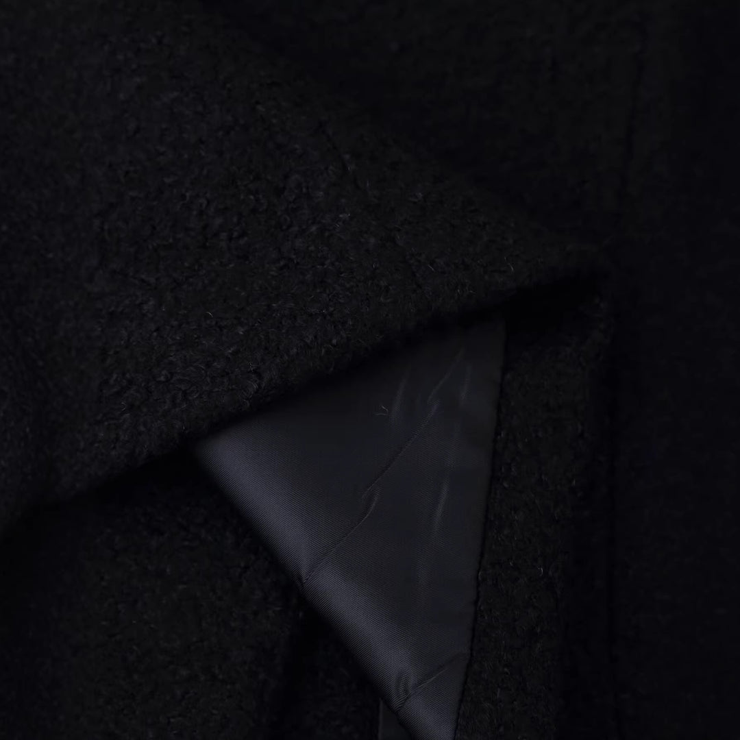 Damen Kragenlose Bouclé-Jacke mit taillierten Abnähern und Pattentaschen Echoarchiv