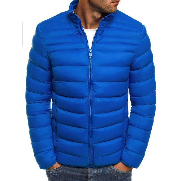 Herren modische Steppjacke mit hohem Kragen und seitlichen Reißverschlusstaschen Echoarchiv
