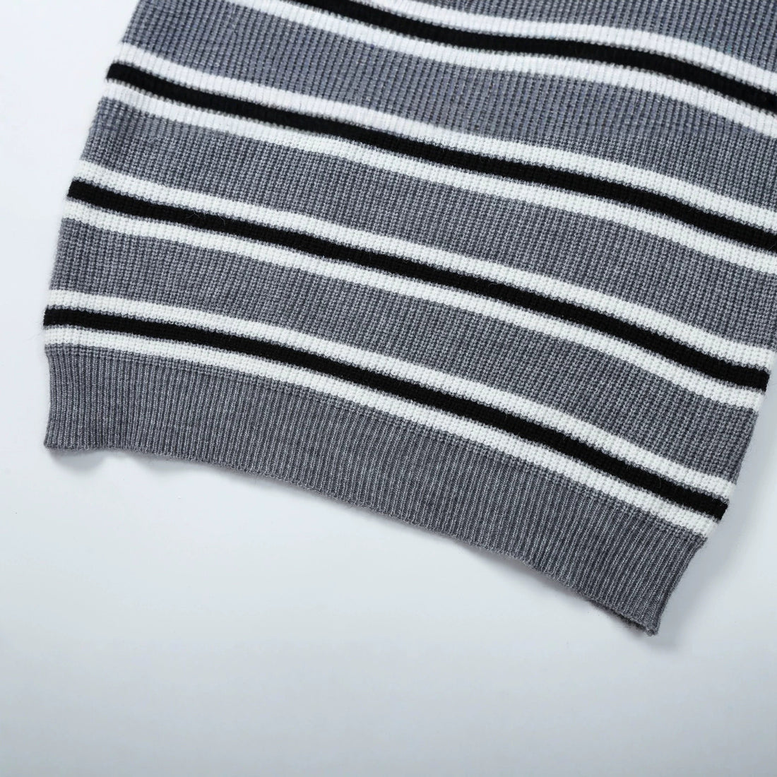 Damen Gestreifter Strickpullover mit Polokragen und Halbreißverschluss Echoarchiv