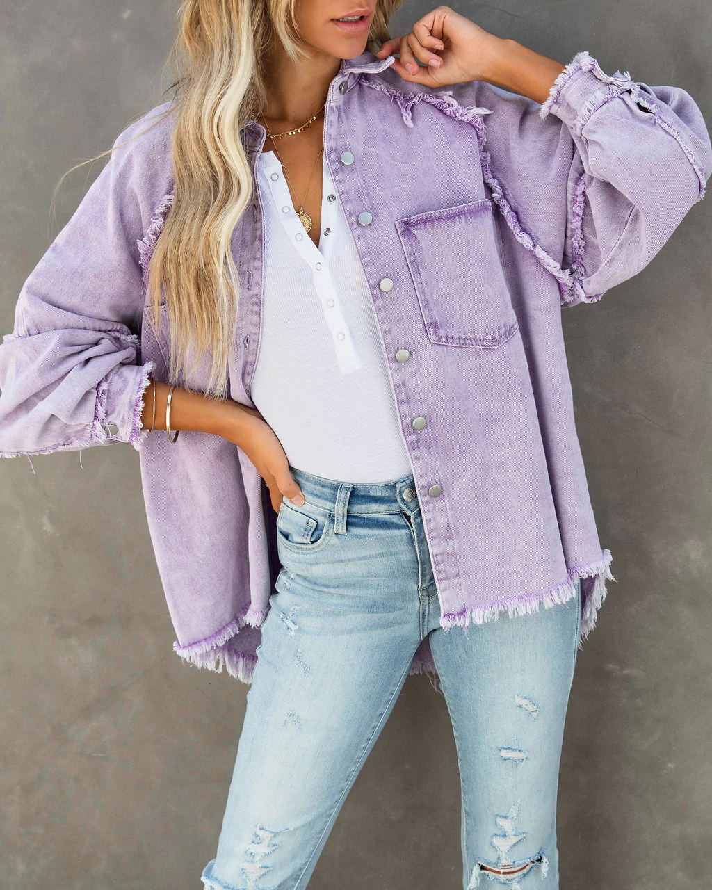 Damen nan oversized Hemdjacke im Used‑Look mit ausgefransten Kanten und aufgesetzten Pattentaschen Echo Archiv