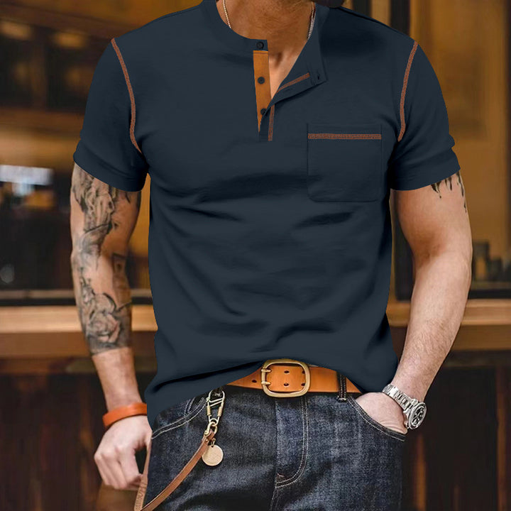 Herren modisches Kurzarm-Henley-Shirt mit kontrastierenden Akzenten und praktischer Brusttasche Echoarchiv