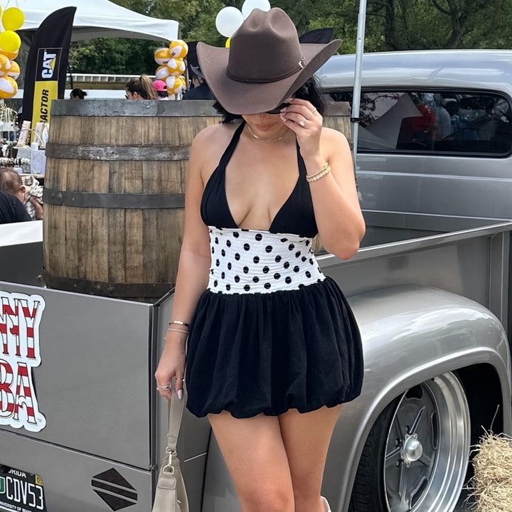 Damen modisches Sommerkleid mit tiefem V-Ausschnitt und luftiger Rockpartie Echo Archiv