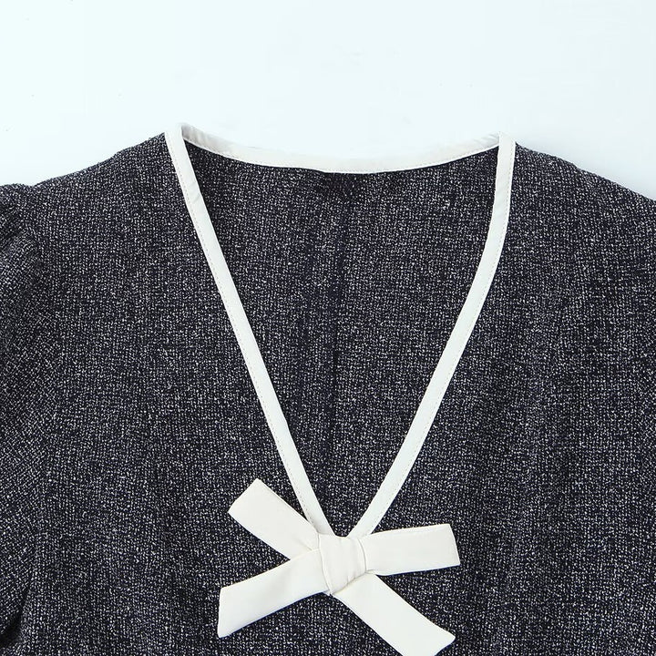 Damen Kurzarm Kleid mit eleganter Schleifenapplikation und V-Ausschnitt Echo Archiv