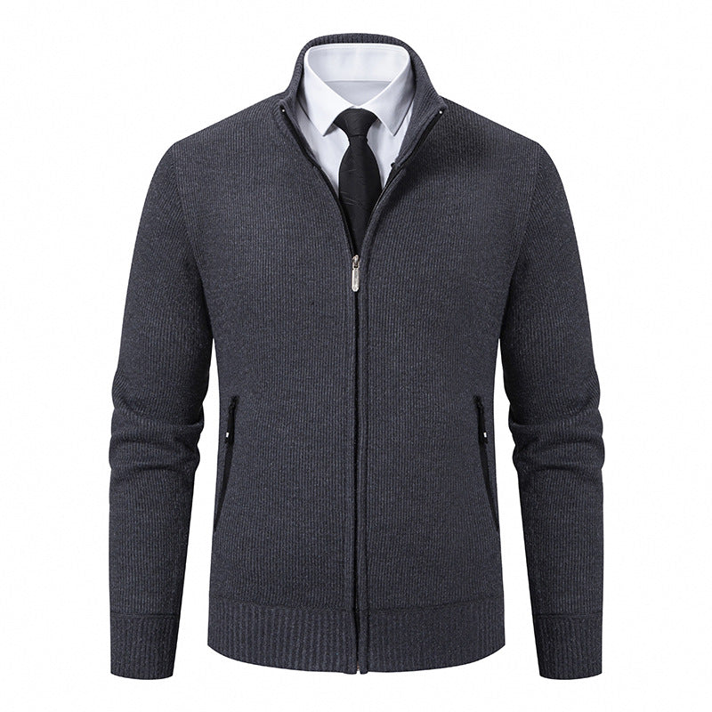 Herren Strickjacke mit hohem Kragen und modernen Reißverschlusstaschen Echoarchiv