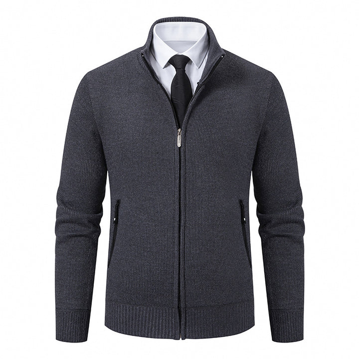 Herren Strickjacke mit hohem Kragen und modernen Reißverschlusstaschen Echoarchiv