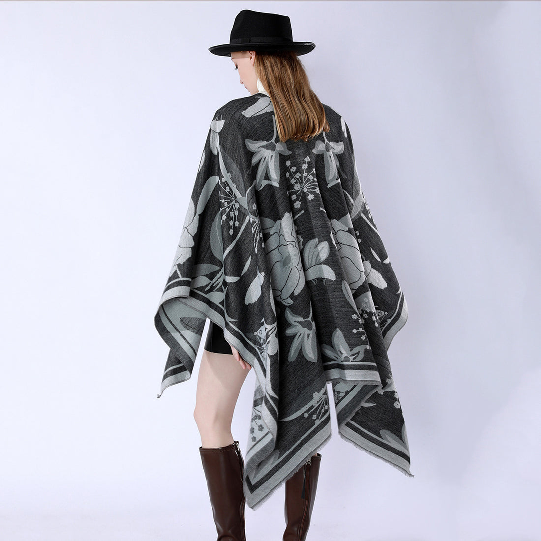 Damen Floraler Jacquard-Überwurf im kastigen Kimono-Fall mit feiner Fransenkante – Célinea