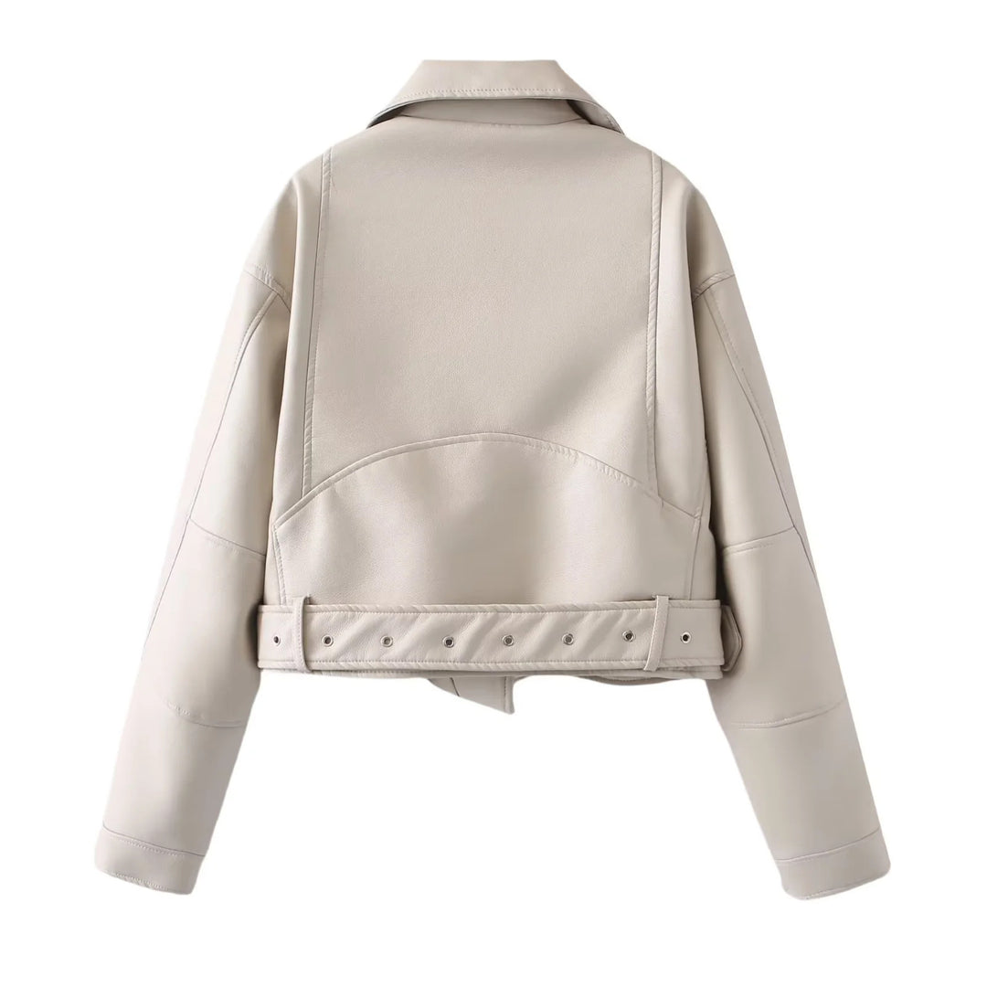 Damen kurzer Bikerjacke aus veganem Lederimitat mit asymmetrischem Reißverschluss, Taillengürtel und Schulterklappen – Célinea