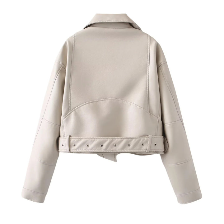 Damen kurzer Bikerjacke aus veganem Lederimitat mit asymmetrischem Reißverschluss, Taillengürtel und Schulterklappen – Célinea