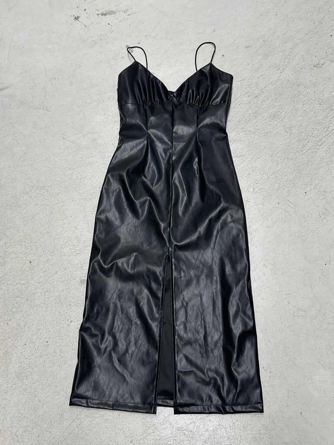 Damen elegantes bodenlanges Kleid aus glattem Kunstleder mit doppelten Trägern und hohem Schlitz – Élara