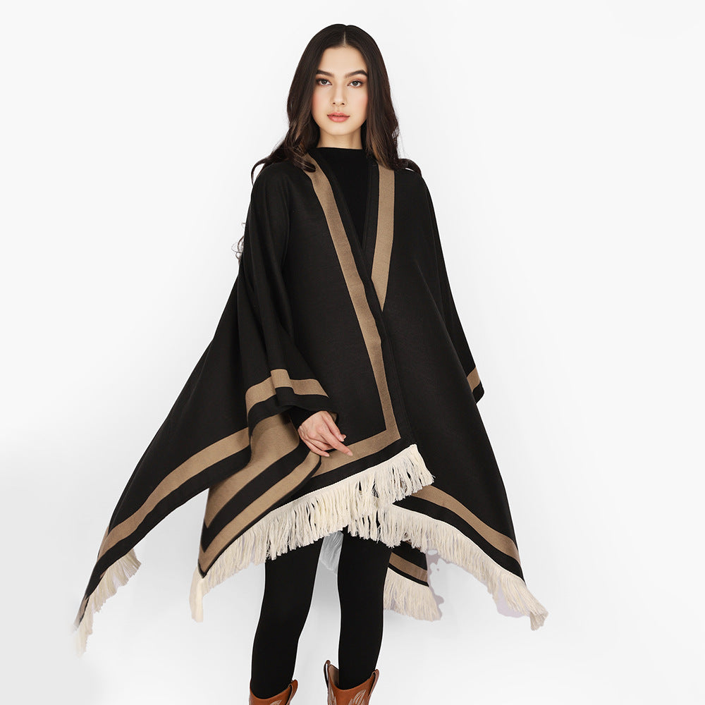 Damen Gefütterter Oversize‑Capeponcho im Kimono‑Schnitt mit Kontrastbordüre und Fransensaum – Célinea
