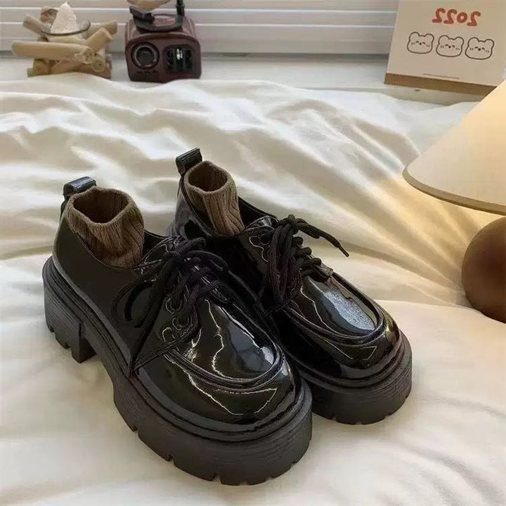 Damen Plateau-Sneaker mit eleganter Lackleder-Optik und kuscheligem Strickkragen Echo Archiv