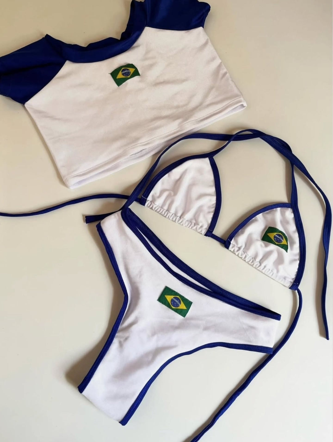 Damen Bikini-Set mit sportlichem Crop-Top und trendigem Brasilien-Flaggen-Design Echo Archiv