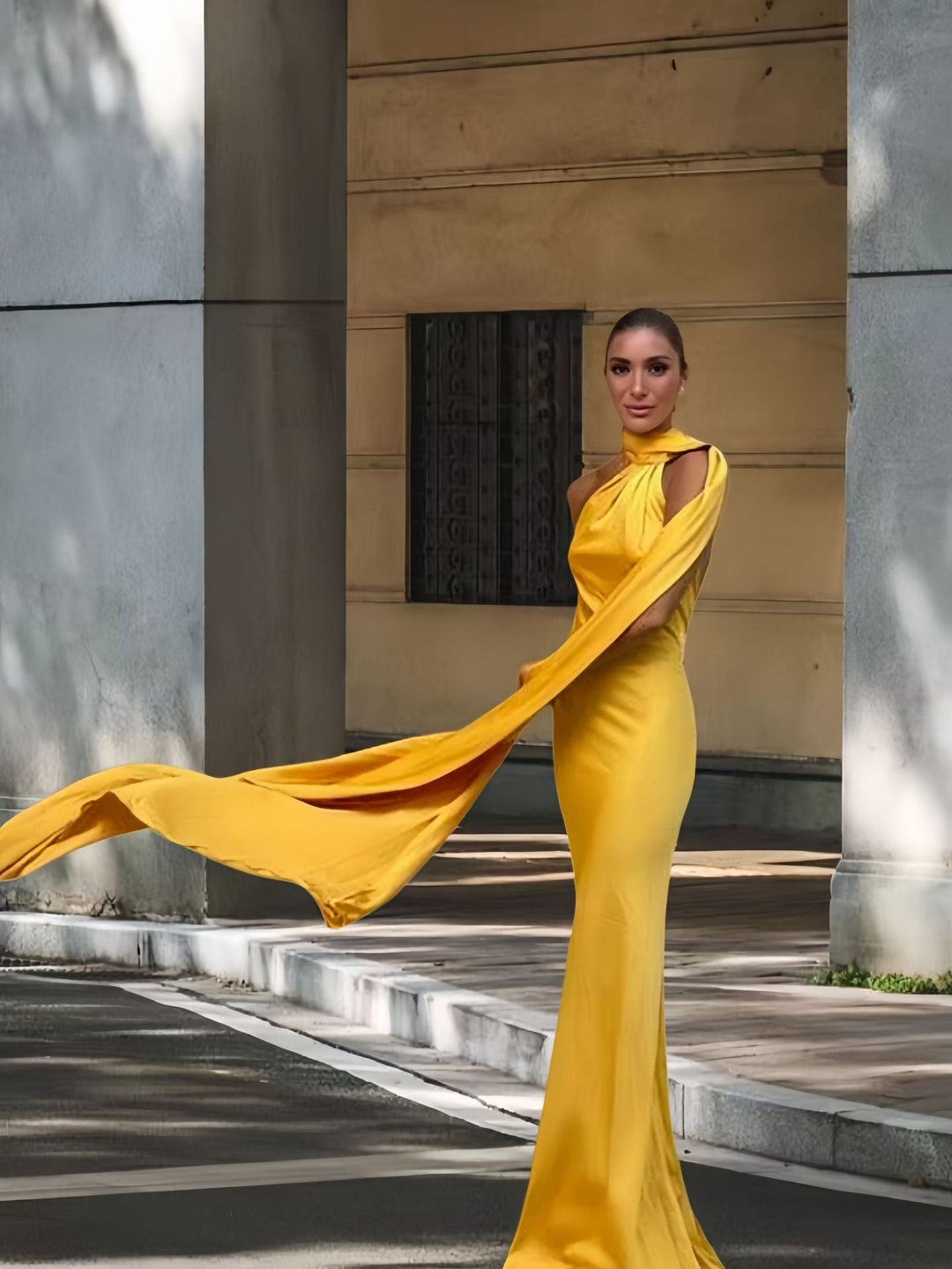 Damen Elegantes und fließendes Abendkleid mit asymmetrischem Ausschnitt Echoarchiv