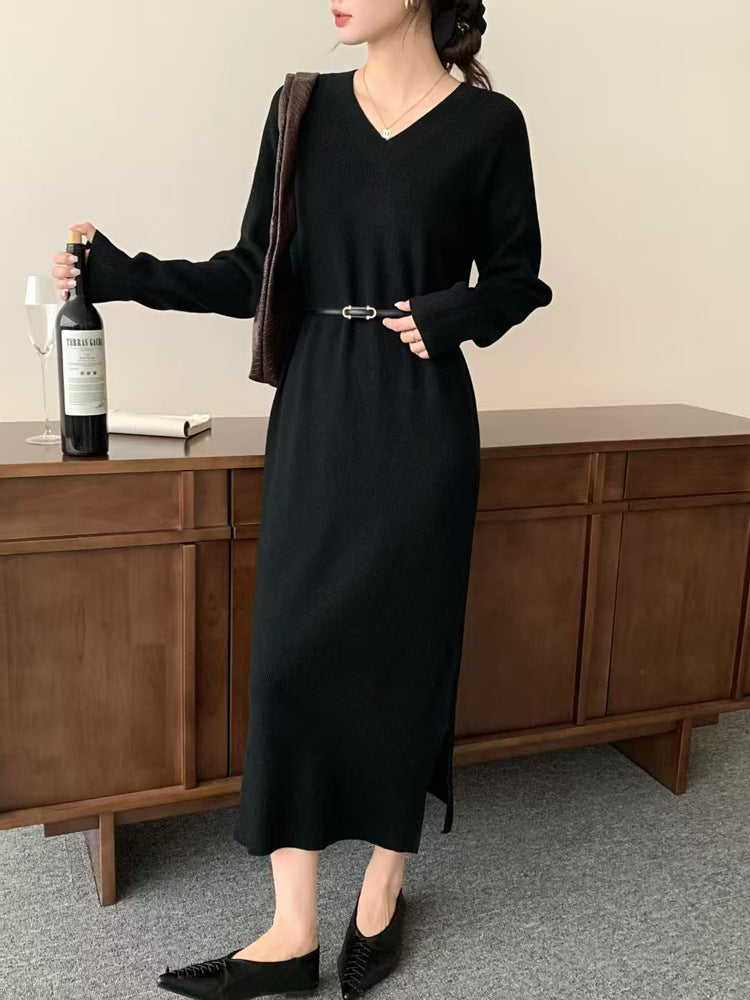 Damen Langes Feinstrick-Midikleid mit V‑Ausschnitt, Seitenschlitz und entspannter Silhouette Echoarchiv