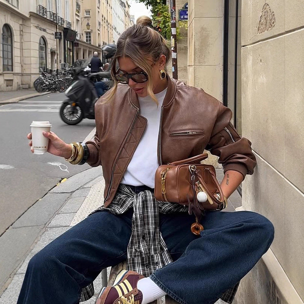 Damen Kurzgeschnittener Kunstleder-Bomber mit geripptem Kragen, Reißverschluss & Zip-Brusttasche Echoarchiv