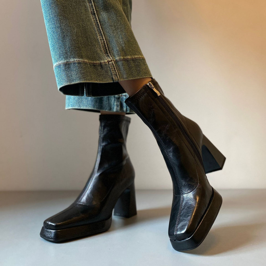 Damen Knöchelhohe Stiefelette mit geteilter Vorderblattform, weichem Nappaleder und sculpted Blockabsatz Echo Archiv