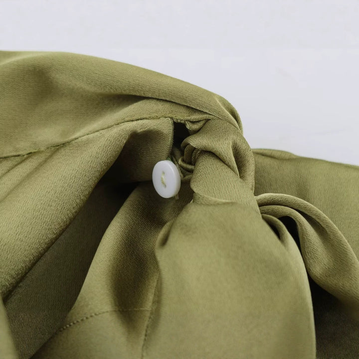 Damen Ärmellose Seidenoptik-Bluse mit Schleifenkragen und Spitzeneinsätzen Echoarchiv