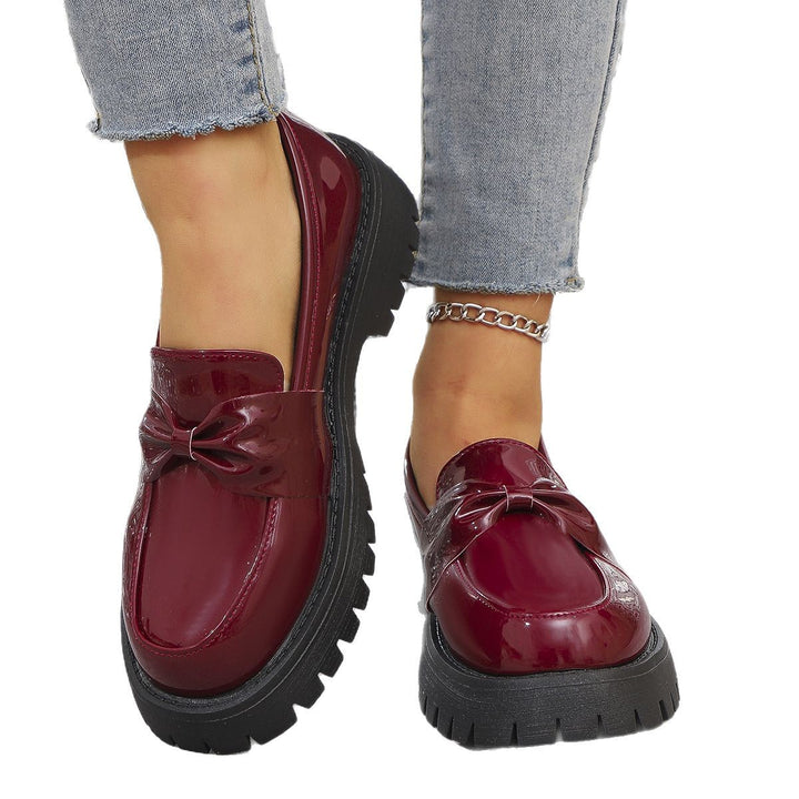 Damen  glänzende Plateau-Loafer mit übergroßer Schleifenapplikation und profilierter Gummisohle Echo Archiv