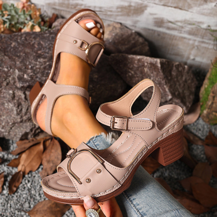 Damen Sandaletten mit mittelhohem Blockabsatz, verstellbarem Knöchelriemen und dekorativem Metallornament – Sorelia