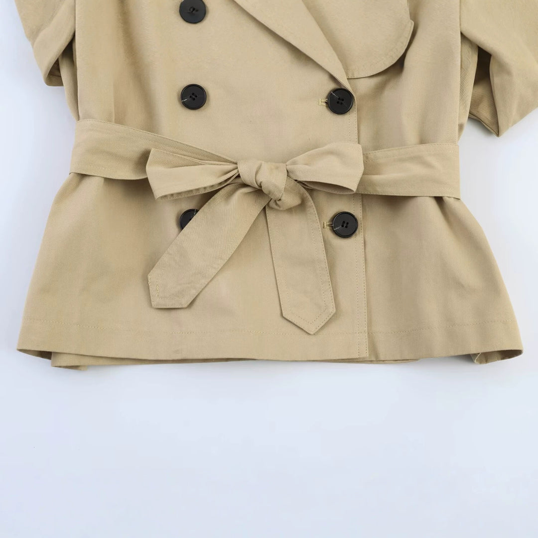 Damen Kurze Cape‑Trenchjacke mit doppelreihiger Knopfleiste und Bindegürtel Echo Archiv