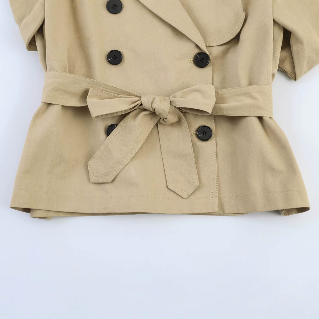 Damen Kurze Cape‑Trenchjacke mit doppelreihiger Knopfleiste und Bindegürtel Echo Archiv