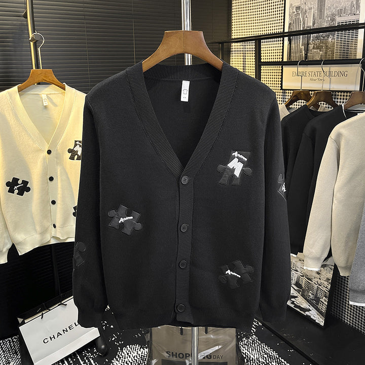 Herren Strick-Cardigan mit V‑Ausschnitt und dekorativen Puzzle‑Applikationen Echoarchiv