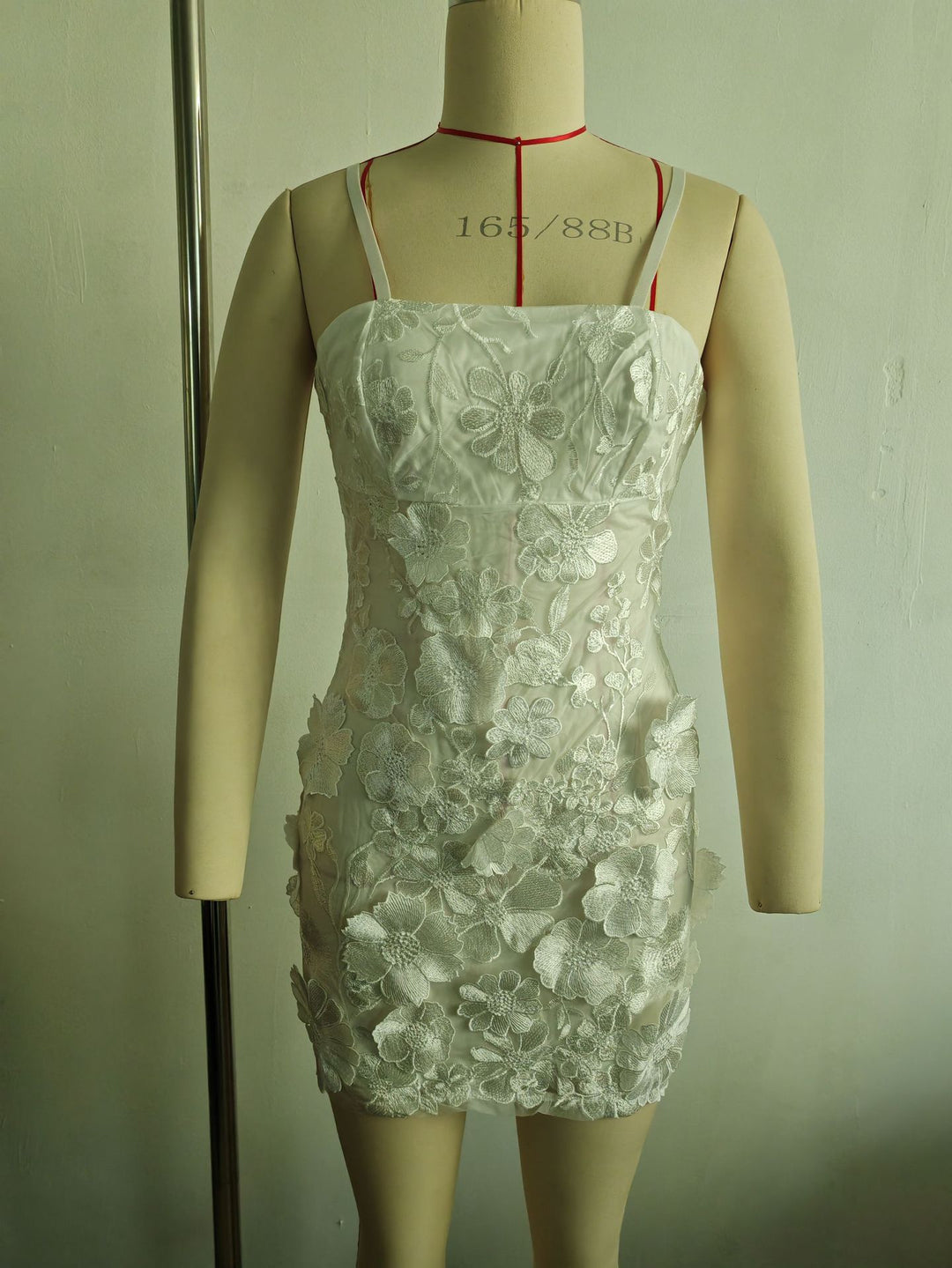 Damen Elegantes Cocktailkleid mit zarter Blumenstickerei Echo Archiv