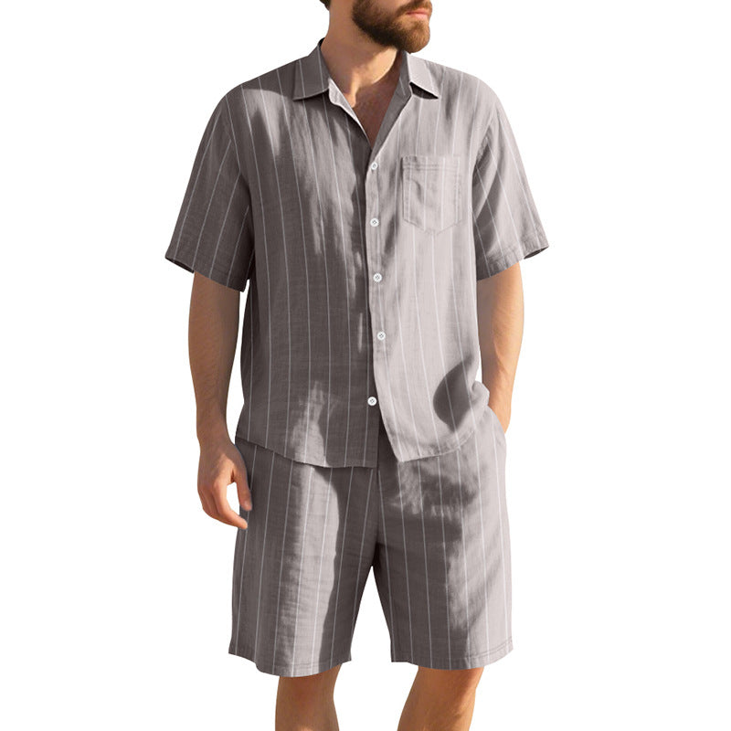 Herren Kurzarm-Pyjama-Set mit dezentem Streifenmuster und praktischer Brusttasche Echoarchiv