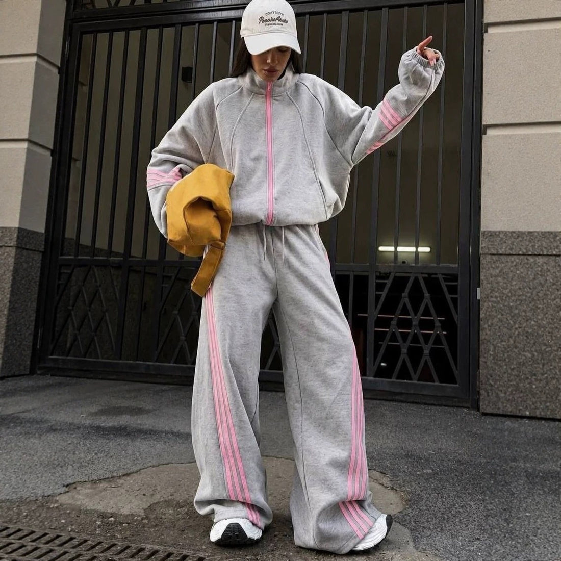 Damen weites Jogginganzug-Set aus Baumwollfleece mit Reißverschluss und seitlichen Kontraststreifen Echoarchiv