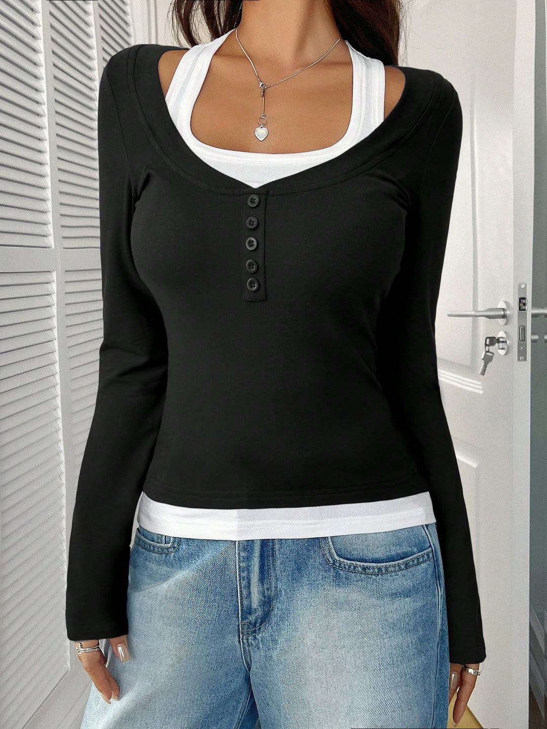 Damen Figurbetontes Langarmshirt mit U-Ausschnitt und Knopfleiste – Avérine