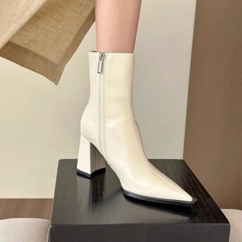 Damen spitz zulaufende Stiefeletten aus Glattleder mit sculpted Blockabsatz und seitlichem Reißverschluss – Varelle