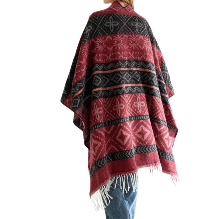 Damen Überwurfcape mit Jacquard‑Strick, V‑Ausschnitt und Fransensaum – Avérine
