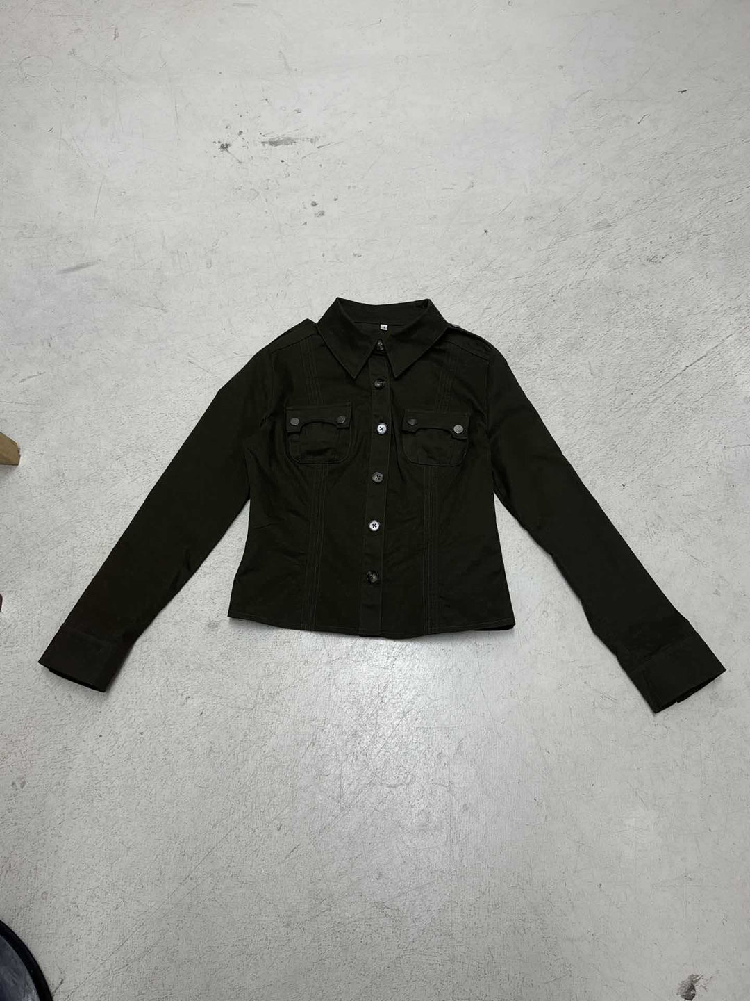 Damen Taillierte Hemdjacke mit Brusttaschen und markanter Nahtführung – Célinea
