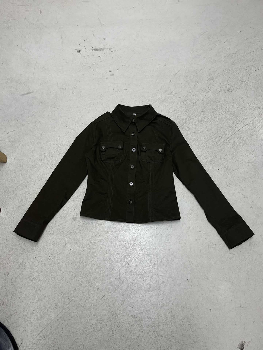 Damen Taillierte Hemdjacke mit Brusttaschen und markanter Nahtführung – Célinea