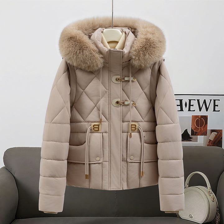 Damen nan kurze gesteppte Kapuzenjacke mit voluminösem Webpelzbesatz, Kordelzugtaillierung und Pattentaschen Echo Archiv