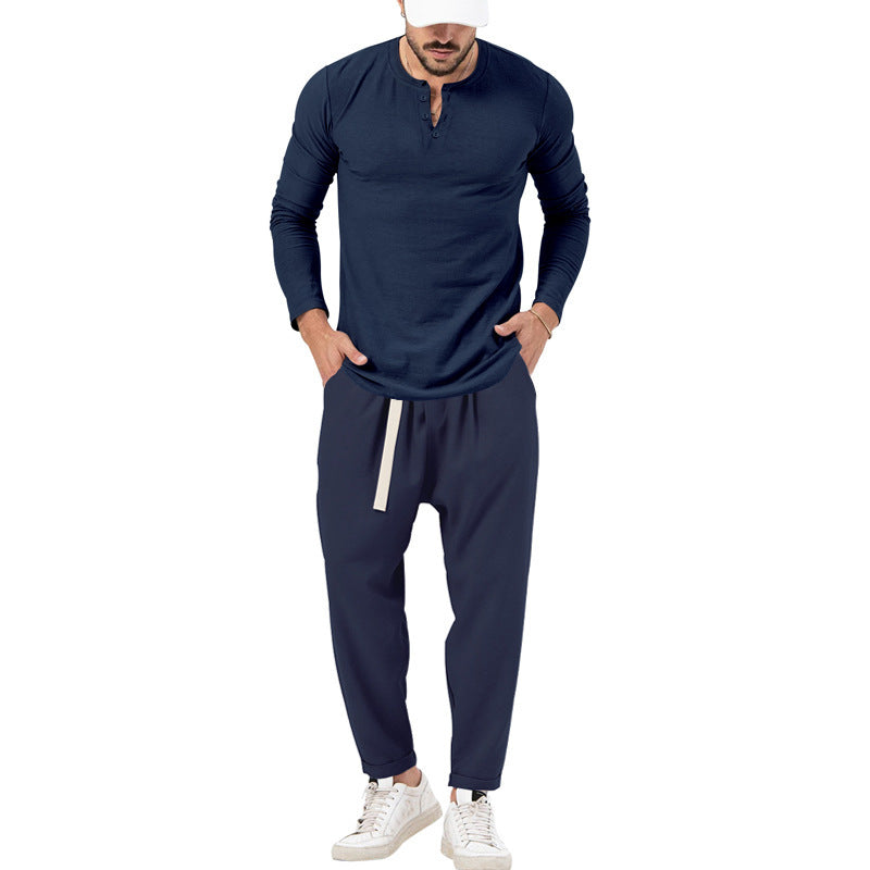 Herren lässiges Langarm-Henley-Shirt kombiniert mit eleganter Jogginghose Echoarchiv