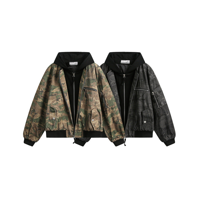 Herren Kurz geschnittener Oversize-Bomber im Layer-Look mit integrierter Kapuze und Camouflage-Jacquard Echoarchiv