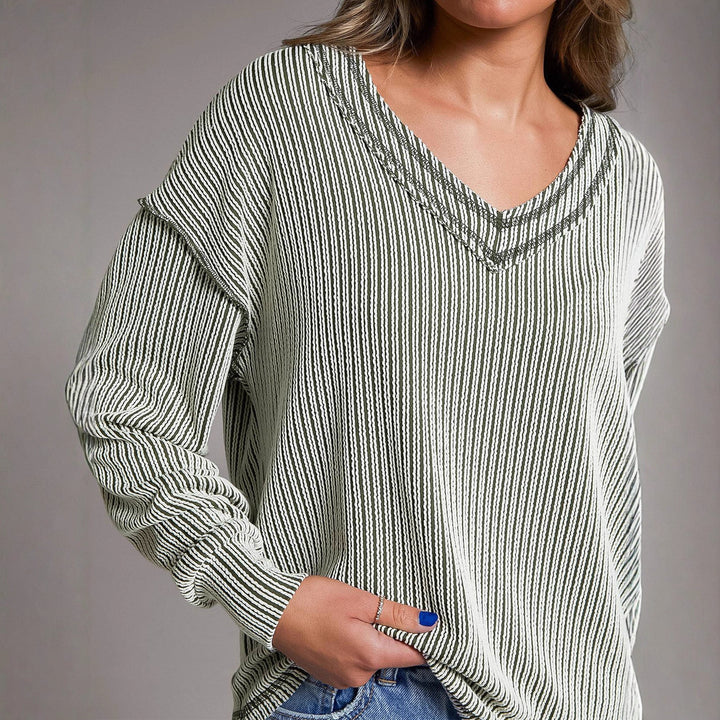 Damen Gestreiftes Feinstrick-Longsleeve mit V-Ausschnitt und dekorativen Kanten – Avérine