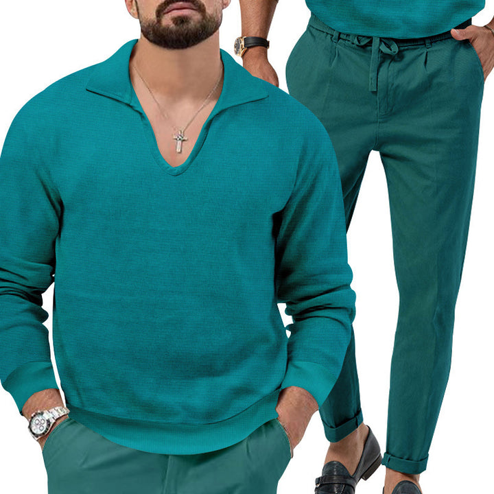 Herren gemütlicher Pullover mit V-Ausschnitt und eleganter Hosenkombination Echoarchiv