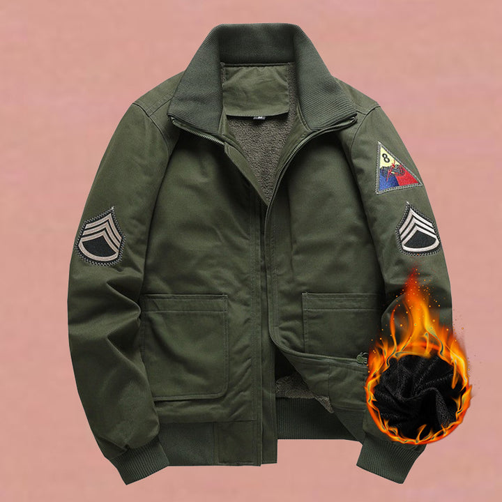 Herren nan militärisch inspirierte Bomberjacke mit aufgesetzten Patches, verdecktem Reißverschluss und elastischen Bündchen Echo Archiv