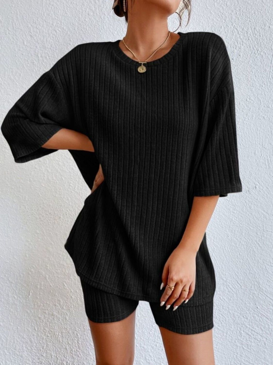 Damen Lässiges Rippstrick-Lounge-Set mit Oversize-Kurzarmoberteil und High-Waist-Biker-Shorts – Élanora