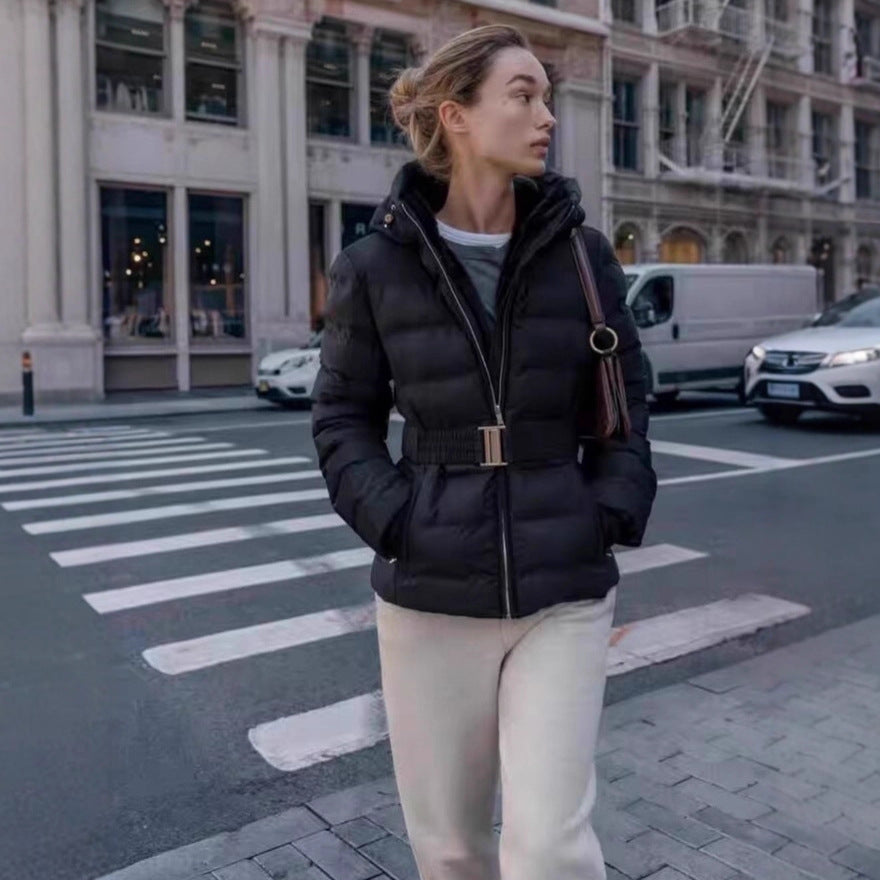 Damen Glänzende Daunenoptik-Steppjacke mit Kapuze und tailliertem Zugbandgürtel Echo Archiv