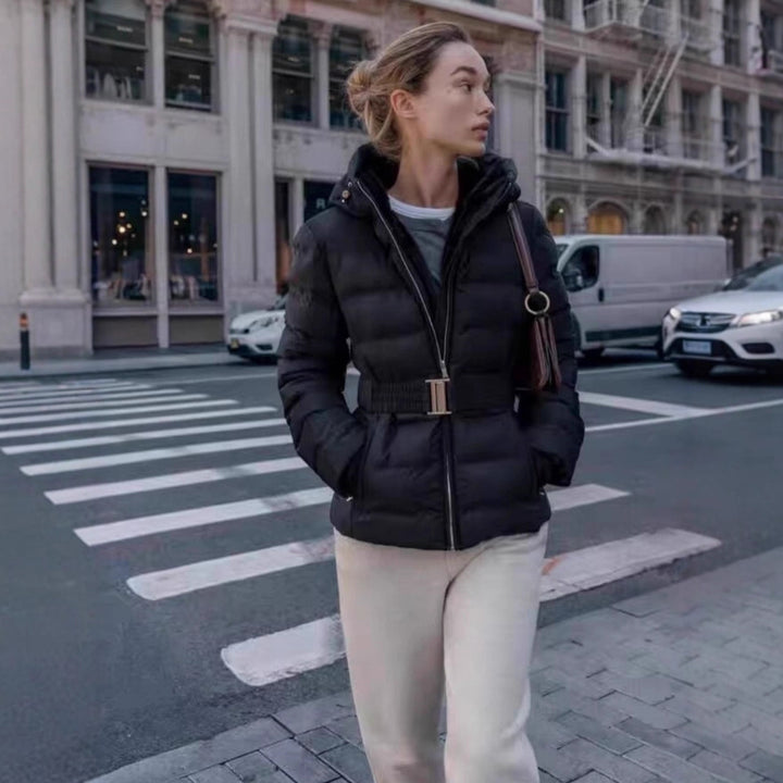 Damen Glänzende Daunenoptik-Steppjacke mit Kapuze und tailliertem Zugbandgürtel Echo Archiv