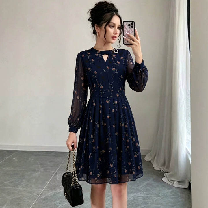 Damen Chiffon-Midikleid mit plissiertem Rock, transparenten Ärmeln und Zierbrosche – Élara