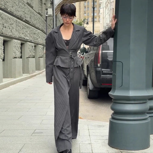 Damen Taillierter Nadelstreifen-Blazer mit schulterbetonten Ballonärmeln und Taillengürtel Echoarchiv