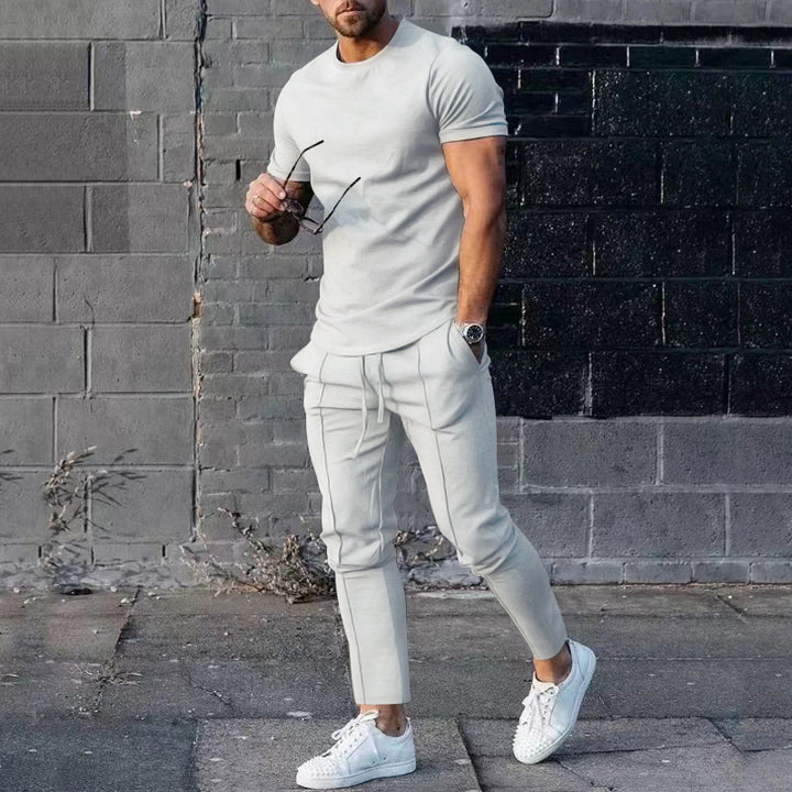 Herren lässiges Sport-Outfit mit atmungsaktivem T-Shirt und lockerer Jogginghose Echoarchiv