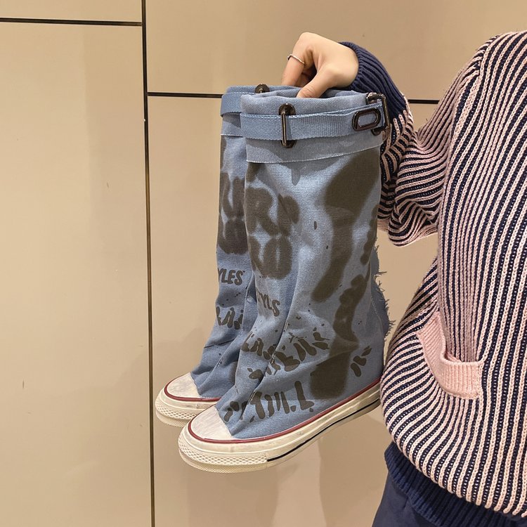 Damen Slouchy Canvas-High-Top Sneaker-Stiefel mit Gurt und Graffiti-Print Echo Archiv