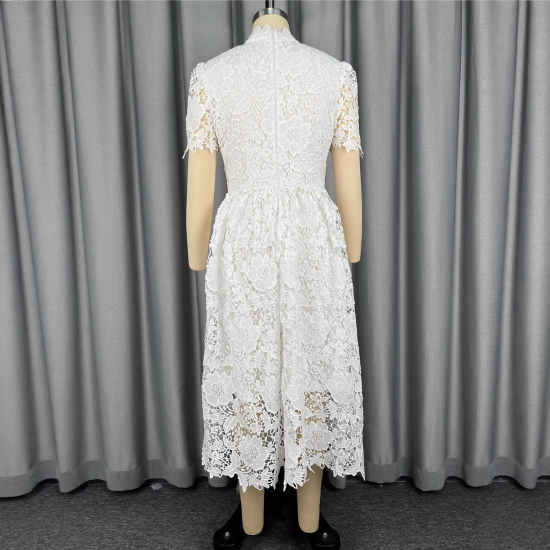 Damen Spitzen-Midi-Kleid mit elegantem V-Ausschnitt und Vintage-Rüschendetails – Élara