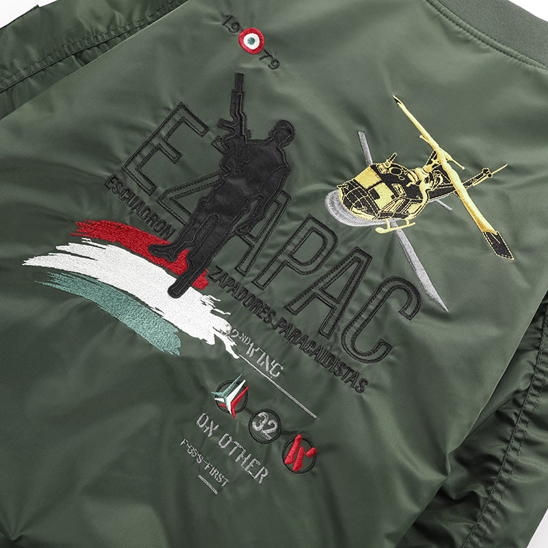 Herren Piloten-Bomberjacke im Vintage-Military-Stil mit gestickten Flugpatches und wasserabweisender Nylonoberfläche Echoarchiv