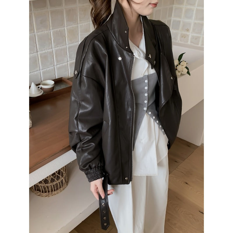 Damen Oversize Bikerjacke aus veganem Leder mit hohem Stehkragen und dekorativen Druckknöpfen Echoarchiv